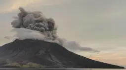 Gunung Ruang kembali erupsi pada Jumat (19/4) sekitar pukul 17.00 WITA. (Ronny Adolof BUOL/AFP)