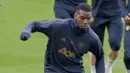 Gelandang Manchester United, Paul Pogba, saat latihan jelang laga Liga Champions di Barcelona, Senin (16/4). Barcelona akan berhadapan dengan Manchester United. (AP/Joan Monfort)