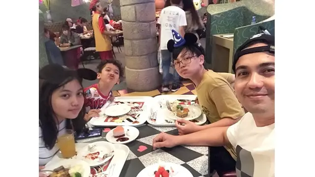 Tak ada hal yang menyenangkan selain bisa membahagiaan anak. Sahrul dan ketiga anaknya menikmati makan bersama.