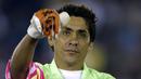 Jorge Campos Mantan kiper Meksiko ini tak perlu melakukan aksi apa-apa karena sejatinya dari tampilan fisik campos memiliki postur tubuh yang mungil, 168 sentimeter untuk seorang kiper dan selalu memakai kostum berwarna warni. (AFP PHOTO/Robyn BECK)
