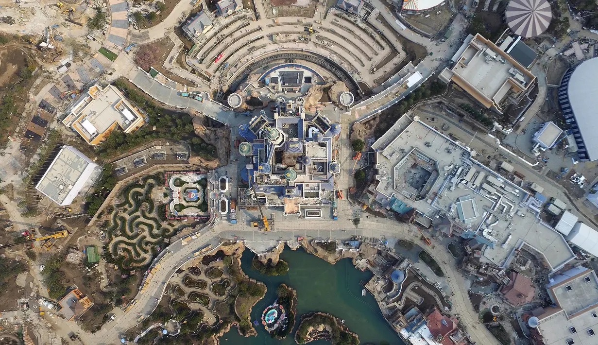 Pandangan udara Shanghai Disney Resort dan taman hiburan di Pudong, Shanghai (28/3). Disneyland pertama di daratan Cina ini akan dibuka pada 16 Juni mendatang, namun penjualan tiket telah dimulai pada (28/3) kemarin. (AFP/STR/Cina OUT)