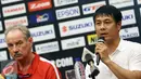 Pelatih Timnas Vietnam, Nguyen Huu Thang (kanan) memberi keterangan jelang laga semifinal leg pertama Piala AFF 2016 melawan Indonesia di Bogor, Jumat (2/12). Laga kedua tim akan digelar Stadion Pakansari, Sabtu (3/12). (Liputan6.com/Helmi Fithriansyah)