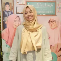 Penampilan berbeda dari Yuki Kato saat acara nonton bareng film Cahaya Cinta Pesantren. Yuki yang menjadi pemeran utama dalam film itu tampil cantik dengan mengenakan busana muslimah lengkap dengan hijabnya. (Bambang E. Ros/Bintang.com)