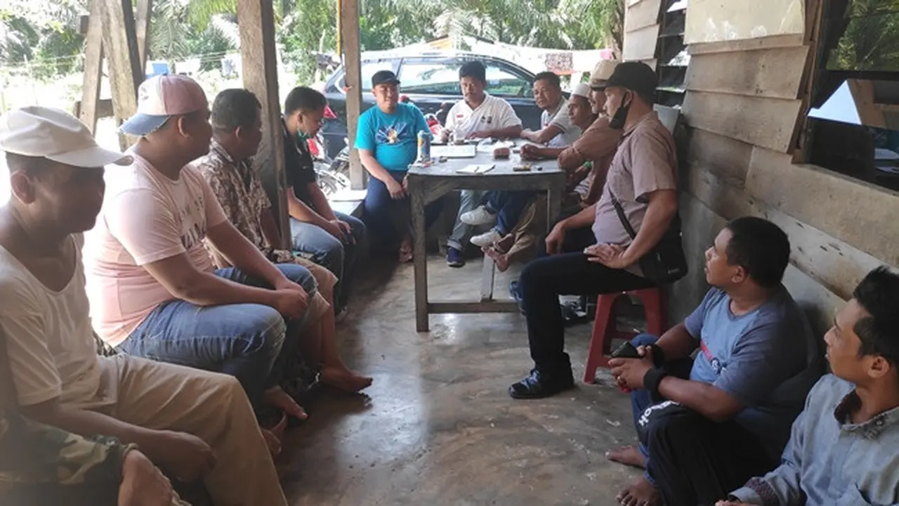 Warga berkumpul membahas lahan miliknya yang diklaim masuk HGU oleh PT Darmali Jaya Lestari.