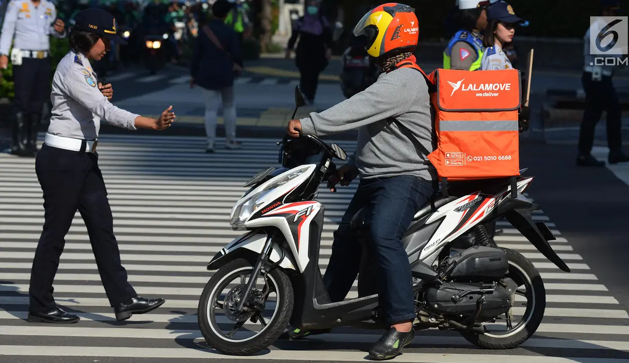 Petugas Dishub menegur pengendara motor yang berhenti di marka jalan saat Polda Metro Jaya mensosialisasikan terkait penambahan kamera untuk mendukung penerapan sistem Electronic Traffic Law Enforcement (E-TLE) atau tilang elektronik di Jalan Thamrin, Jakarta, Kamis (25/4). (merdeka.com/Imam Buhori)