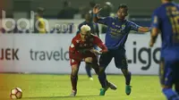 Striker Arema FC, Cristian Gonzales, terjatuh saat berebut bola dengan bek Persib Bandung, Tony Sucipto, pada laga Liga 1 di Stadion GBLA Bandung, Jawa Barat, Sabtu (15/4/2017). (Bola.com/M Iqbal Ichsan)