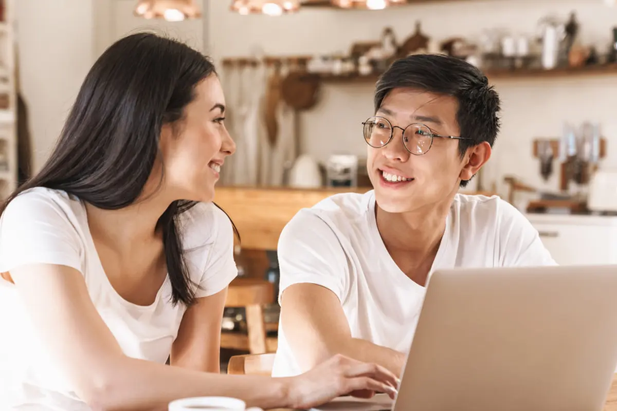 pasangan cinta tertawa kencan