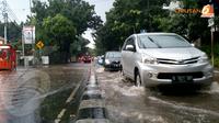 Meski genangan hanya terjadi sepanjang 10 meter, beberapa mobil terpaksa harus mengurangi laju kendaraan (Liputan6.com/ Andrian M Tunay)