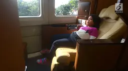 Warga mudik menggunakan rangkaian kereta sleeper di Stasiun Gambir, Jakarta, Selasa (12/6). Satu kereta sleeper hanya terdiri dari 18 penumpang. (Merdeka.com/Imam Buhori)