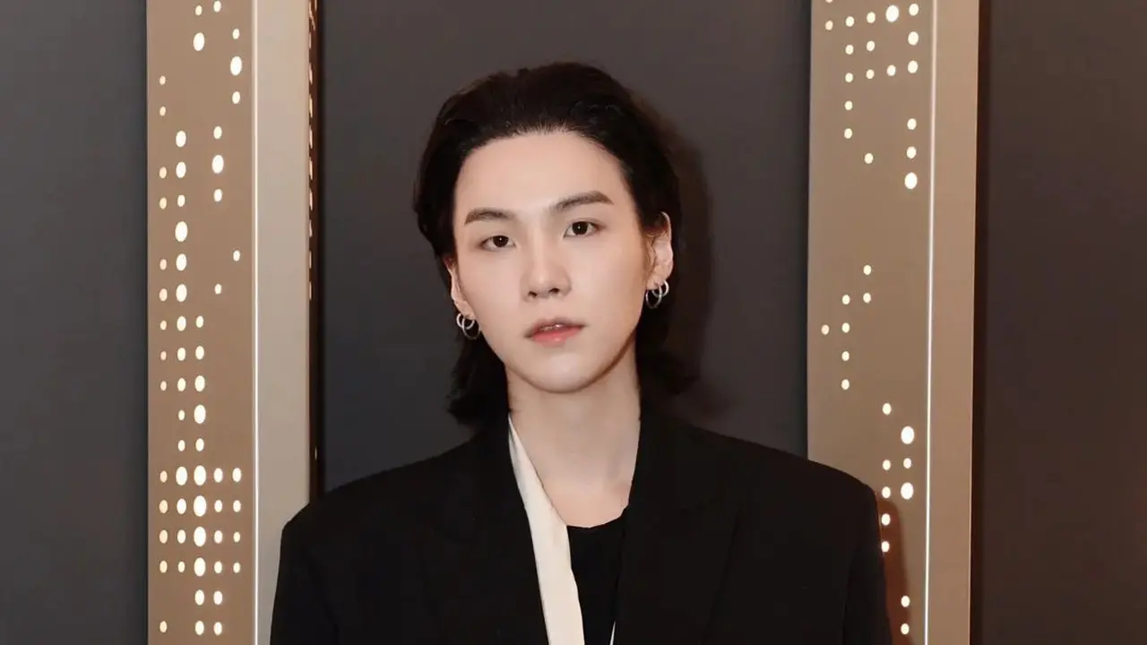 Debut Jadi BA Valentino, Suga BTS Kenakan 3 Outfit Senilai Puluhan Juta