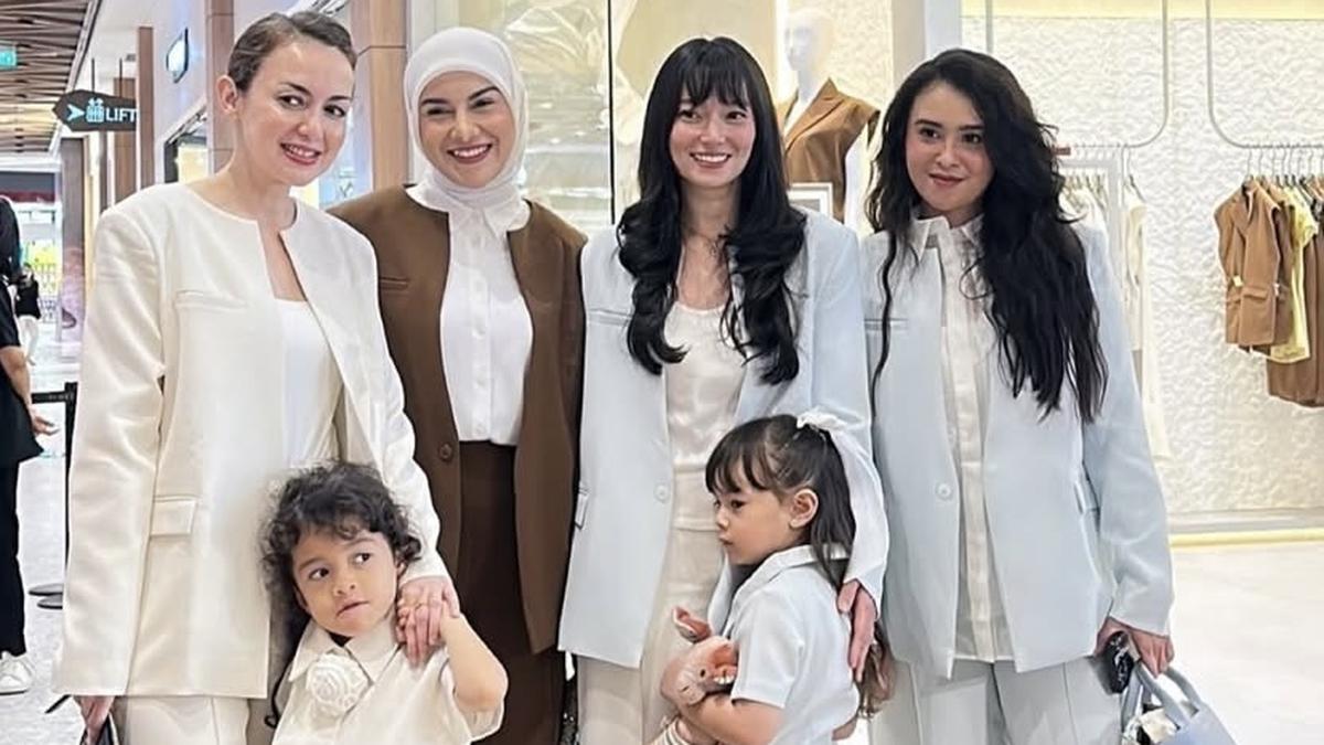 8 Artis Tampil dengan Gaya Office Look dari Koleksi Busana Chelsea Olivia dari Irish Bella hingga Asmirandah