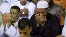 Umat muslim tampak khusyuk memanjatkan doa di sebuah masjid di Sale, Maroko, Selasa (14/7/2015). Setiap malam Lailatul Qadar, beberapa masjid di Maroko dipenuhi para umat muslim. (REUTERS / Stringer)