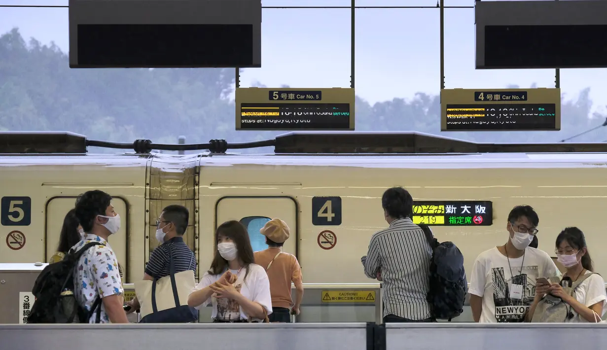 <p>Penumpang menunggu kereta peluru Shinkansen di stasiun kereta Shin-Yokohama di Yokohama, Prefektur Kanagawa (22/7/2020). Kampanye "Go To Travel" menawarkan subsidi dan diskon untuk pelancong dalam menghidupkan industri pariwisata domestik yang dilanda pandemi COVID-19. (AFP Photo/Kazuhiro Nogi)</p>