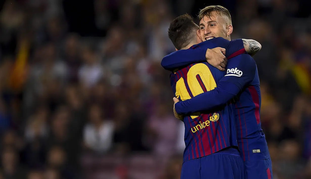 Gelandang Barcelona, Gerard Deulofeu, memeluk Lionel Messi usai membobol gawang Malaga pada laga La Liga di Stadion Camp Nou, Barcelona, Sabtu (21/10/2017). Barcelona menang 2-0 atas Malaga. (AFP/Josep Lago)