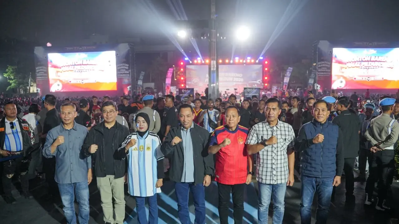 Kapolri Jenderal Polisi Listyo Sigit Prabowo (keempat dari kiri) menghadiri nonton bareng (nobar) Final Piala Dunia 2026 di Lapangan Bhayangkara Mabes Polri, Senin (20/7/2026) (Istimewa)