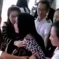 Cewek ini rela menyelam perairan dalam demi dapatkan kembali ponselnya. (Sumber Foto: Viral4real)