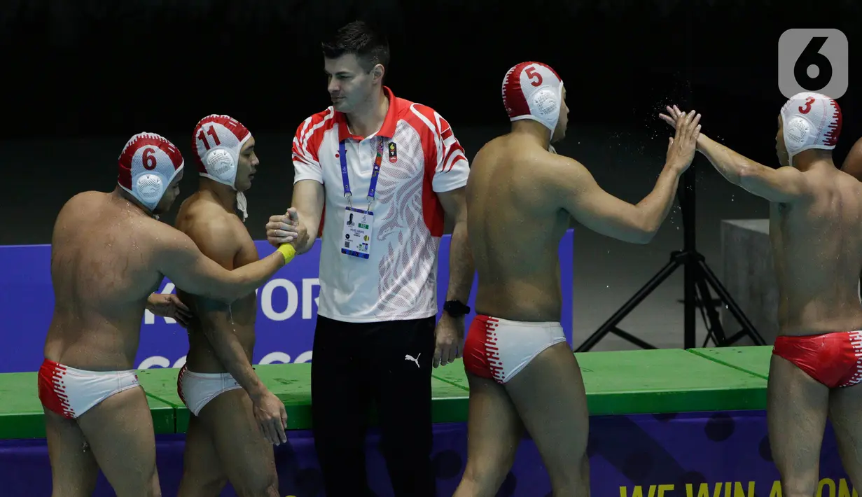 Pelatih polo air putra Indonesia, Milos Sakovic, menyalami pemainnya usai mengalahkan Malaysia pada laga SEA Games 2019 di Aquatic Center, Clark, Filipina, Jumat (29/11/2019). Indonesia berhasil meraih emas perdana dari cabang polo air. (Bola.com/M Iqbal Ichsan)