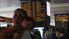 Di stasiun kereta utama Milan, misalnya, delapan dari 20 jadwal kereta Trenitalia yang dijadwalkan antara pukul 10:30-11:30 dibatalkan. (AP Photo/Gregorio Borgia)