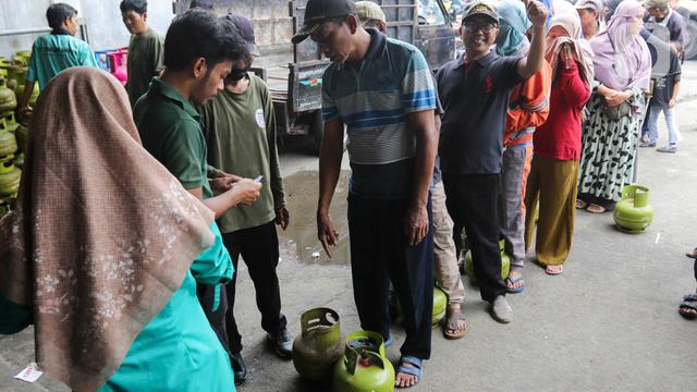 Warga Antre untuk Dapatkan LPG Subsidi 3 Kg