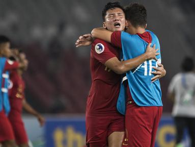 Gelandang Timnas Indonesia, Syahrian Abimanyu, merayakan kemenangan atas UEA pada laga AFC U-19 Championship di SUGBK, Jakarta, Selasa (24/10). Indonesia menang 1-0 atas UEA. (Bola.com/Vitalis Yogi Trisna)