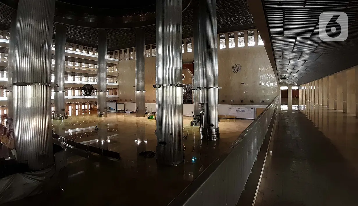 Suasana Masjid Istiqlal, Jakarta di hari pertama puasa Ramadan 1441 H, Jumat (24/4/2020). Guna mencegah penularan dan penyebaran virus Covid-19, pihak pengelola Masjid Istiqlal Jakarta meniadakan sementara seluruh rangkaian kegiatan ibadah Ramadan. (Liputan6.com/Helmi Fithriansyah)