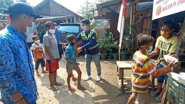 Anak-anak Pemulung Saat Menerima Nasi Bungkus Kemerdekaan Gratis. (Selasa, 17/08/2021). (Liputan6.com/Yandhi Deslatama).