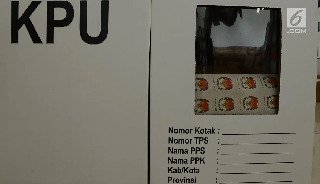 Kotak suara pemilihan umum (Pemilu) 2019 di Kecamatan Menteng, Jakarta, Selasa (26/3). Sebanyak 68.132 surat suara yang siap didistribusikan ke tiap-tiap TPS Kecamatan Menteng. (merdeka.com/Imam Buhori)