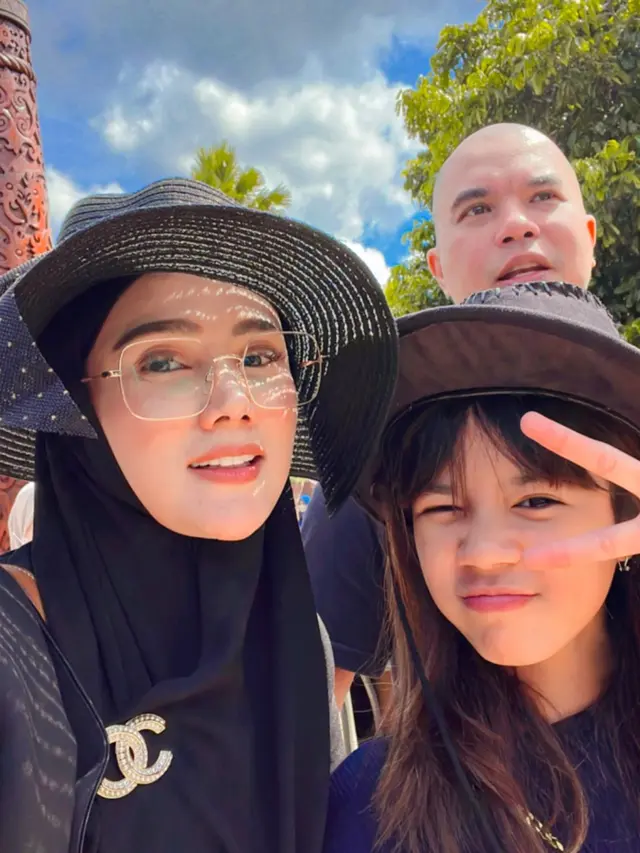 6 Potret Liburan Mulan Jameela dan Ahmad Dhani Ke Bromo Bersama Buah Hati
