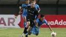 Gelandang Madura United, Jacob Scott Pepper (kiri) berebut bola dengan pemain Persela Lamongan dalam laga matchday ke-3 Grup C Piala Menpora 2021 di Stadion Si Jalak Harupat, Bandung, Kamis (1/4/2021). Madura United bermain imbang 1-1 dengan Persela Lamongan. (Bola.com/Ikhwan Yanuar)