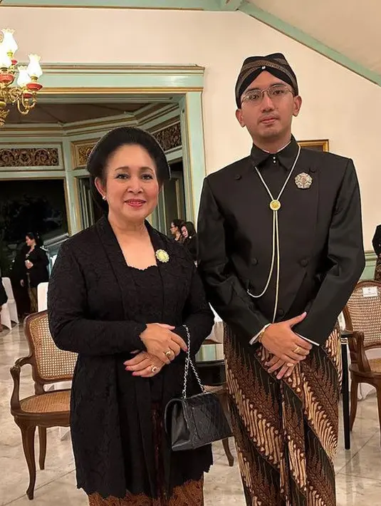Mantan istri Prabowo ini juga elegan mengenakan kebaya brokat hitam dipadukan kain coklat sebagai bawahannya. [@titieksoeharto]
