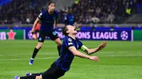Gelandang Italia Inter Milan, Nicolò Barella terjatuh usai ditangani oleh penyerang Denmark Bodo/Glimt, Kasper Waarst Høgh (tidak ada di foto) pada laga leg kedua playoff Liga Champions UEFA antara Inter Milan dan Bodo/Glimt di Stadion San Siro, Milan, Italia utara, 25 Februari 2026. (PIERO CRUCIATTI / AFP)