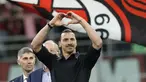 Pemain AC Milan Zlatan Ibrahimovic menunjukkan isyarat setelah pertandingan terakhirnya untuk klub pada akhir pertandingan sepak bola Liga Italia antara AC Milan dan Hellas Verona di Stadion San Siro, Milan, Italia, Minggu (4/6/2023). (AP Photo/Antonio Calanni)
