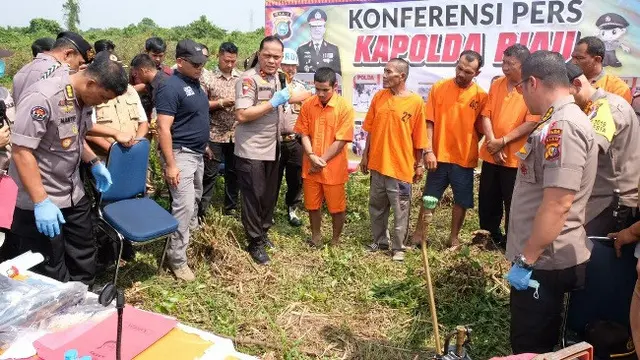 Kapolda Riau Irjen Widodo Eko Prihastopo menanyai tersangka pembakar lahan yang ditangkap beberapa waktu lalu.