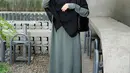 Natasha Rizki tampil dengan kerudung syari warna hitam panjang dipadukan abaya warna hijau. @natasharizkynew