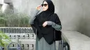 Natasha Rizki tampil dengan kerudung syari warna hitam panjang dipadukan abaya warna hijau. @natasharizkynew