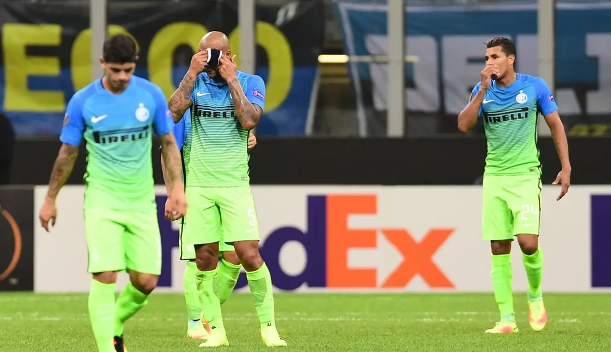 Ekspresi pemain Inter Milan setelah kalah dari tamunya Hapoel Beer-Sheva, 0-2, pada laga Grup K Liga Europa di Giuseppe Meazza, Milan, Jumat (16/9/2016) dini hari WIB. (AFP/Giuseppe Cacace) 