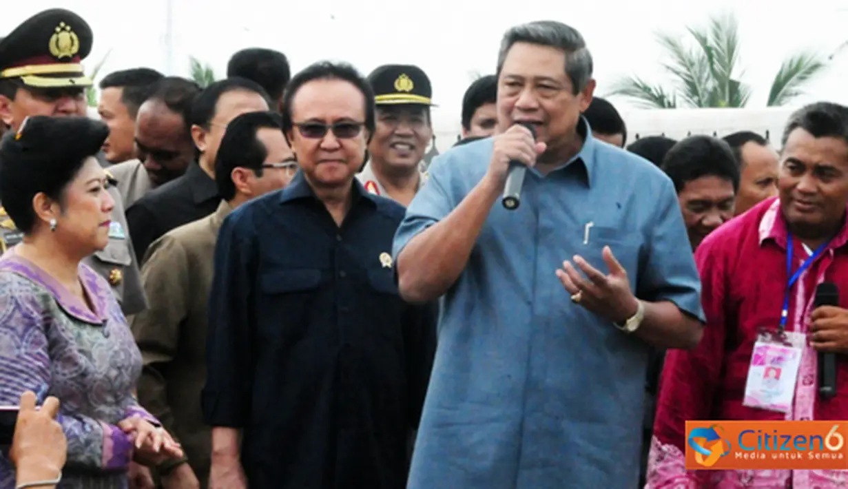 Citizen6, Pudak: Presiden Republik Indonesia beserta Ibu Negara Anni Bambang Yudhoyono, melakukan panen raya ikan pati di Desa Pudak, Kabupaten Muaro Jambi, Jambi. (Pengirim: Efrimal Bahri)