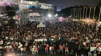 Para pengunjung memadati area Jakarta International Velodrome saat acara nonton bersama Timnas Indonesia menghadapi Filipina dalam rangkaian acara MALAMNYA BOLA di Jakarta International Velodrome, Rawamangun, Jakarta Timur, Selasa (11/6/2024). (Bola.com/Arief Bagus)