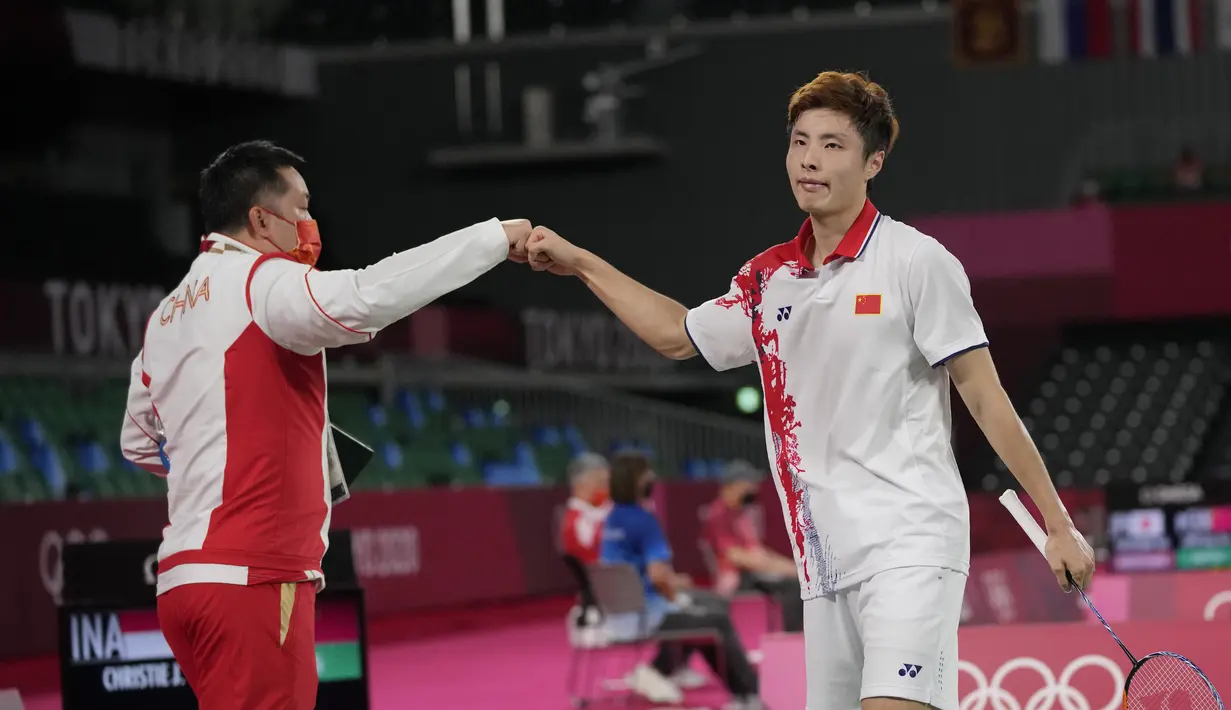 Pebulu tangkis China Yu Qi Shi (kanan) merayakan kemenangannya atas pebulu tangkis Indonesia Jonatan Christie pada pertandingan tunggal putra Olimpiade Tokyo 2020 di Tokyo, Jepang, Kamis (29/7/2021). Jonatan Christie kalah dari Yu Qi Shi. (AP Photo/Dita Alangkara)