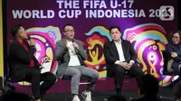 CEO VIP (Visual Indomedia Produksi) Indra Yudhistira (kedua kiri), Menteri BUMN Erick Thohir (kedua kanan), Direktur Programming SCM Harsiwi Achmad (kanan) memberikan keterangan saat konferensi pers SCM Grup Official Broadcater FIFA U-17 World Cup Indonesia 2023 di Hall Lantai 8 SCTV Tower, Jakarta, Selasa (3/10/2023). (Liputan6.com/Faizal Fanani)