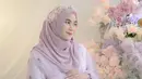 Segera dikaruniai anak perempuan kembar, Anisa Rahma usung konsep pemotretan penuh bunga. Bahkan detail penampilan Anisa Rahma juga dipercantik dengan bunga unik, mulai dari gaun, bando yang dikenakannya, hingga makeupnya. Simpel tapi unik, tema maternity shoot ini tentunya langsung menjelaskan jika anak yang dikandung oleh artis berusia 31 tahun ini adalah perempuan. (Liputan6.com/IG/@anisarahma_12)