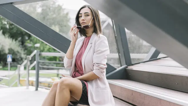 Perpaduan Blazer dan Short Pants