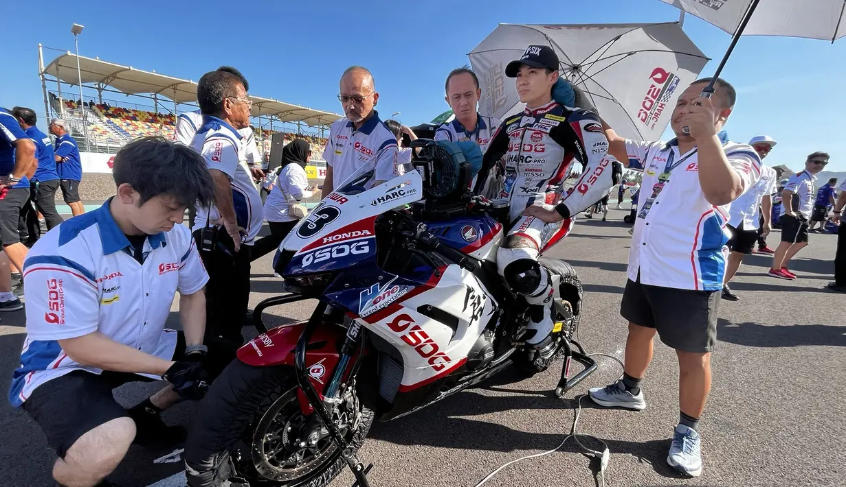 Pembalap SDG MS Harc-Pro.Honda.Ph, Haruki Noguchi, berisap di lintasan untuk mengikuti balapan pertama pada kelas ASB1000 ARRC Mandalika 2023 di Sirkuit Mandalika, Lombok, Sabtu (12/08/2023). (Twitter/@SdgMSOfficial)