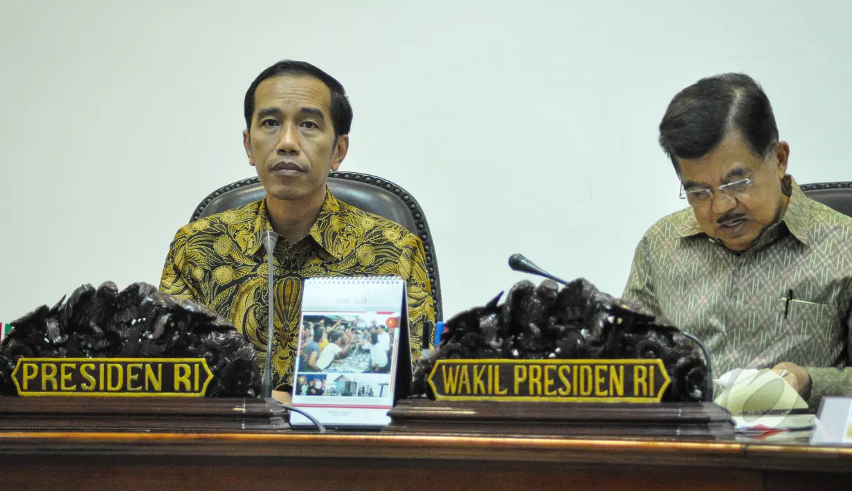 Presiden Joko Widodo ditemani Wapres Jusuf Kalla memimpin rapat terbatas  terkait Formulasi Nilai Jual Objek Pajak (NJOP) dan Pajak Bumi dan Bangunan di Istana Kepresidenan, Jakarta, Rabu (1/4/2015). (Liputan6.com/Faizal Fanani)