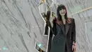 <p>Raline Shah tampil mengenakan blazer hitam oversize dipadukan celana denim. Ia pun melengkapi penampilan dengan platform heels hitam. @ralineshah</p>