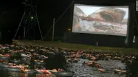 Acara nonton film hiu di kolam. (Oddity Central)