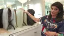 Kylie Jenner memperlihatkan koleksi wig berbagai macam warna miliknya. (dailymail.co.uk)