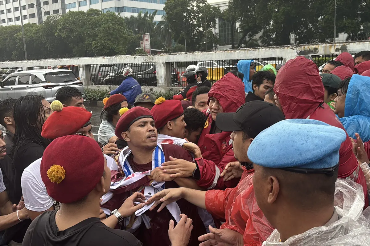 Demo Mahasiswa di DPR Memanas