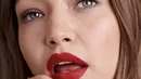 Warna lipstik merah tua juga bisa diaplikasikan kepada riasan wajah bold. Hal ini dilakukan agar tampilan tetap fresh/dok. Instagram Maybellin