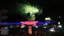 Semarak kembang api mewarnai kawasan Pasar Gede, Solo pada malam pergantian tahun baru Imlek 2567, Senin (8/2). Pesta kembang api menjadi puncak dari perayaan Imlek di Solo yang berlangsung selama 30 menit. (Foto; Boy Harjanto)